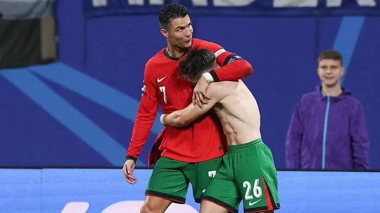 The Real Cristiano Ronaldo: Humble Embrace for Young Teammate, Mocking Gesture Towards Opponent