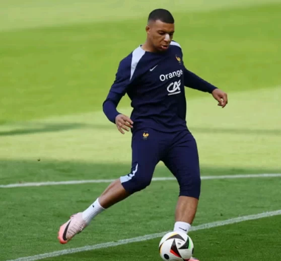 Is a return in the works? Mbappé pledges loyalty to France: “You can’t win without taking risks”