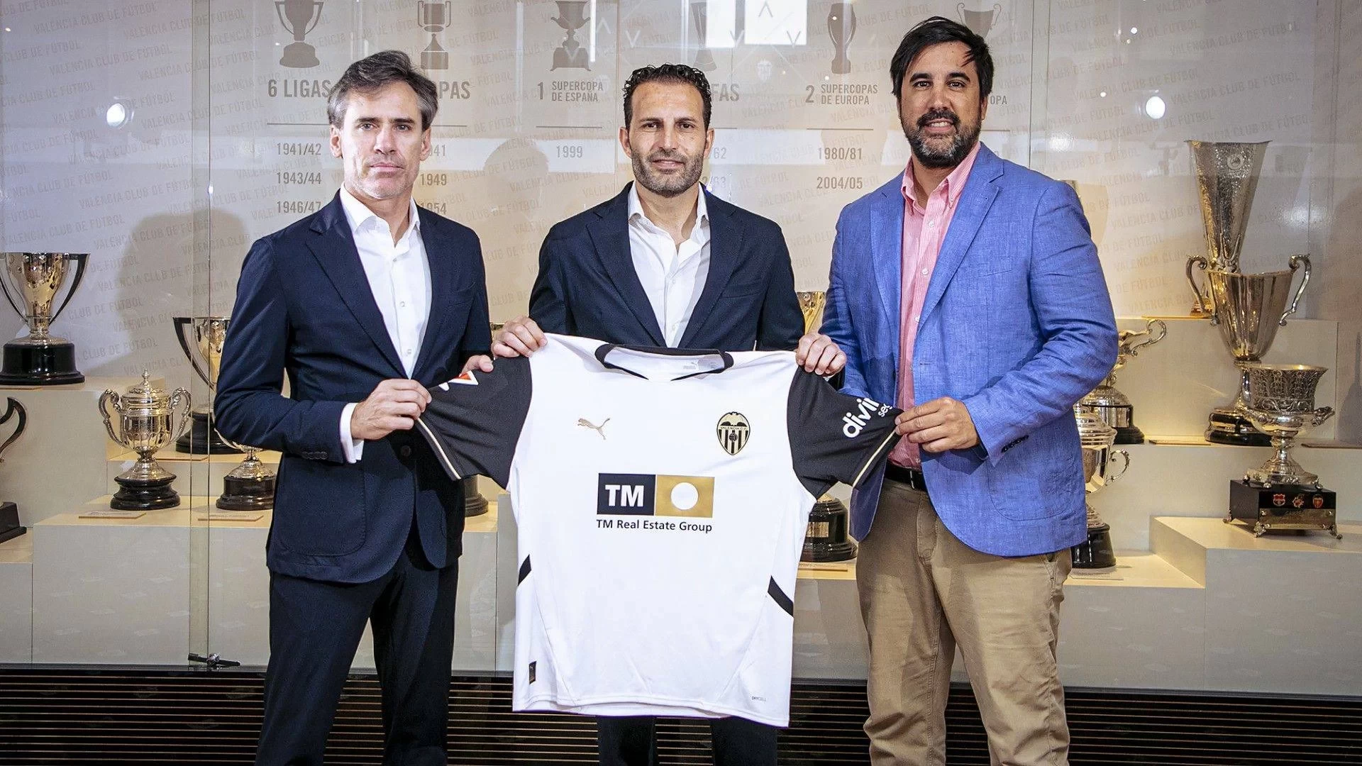 Official: Valencia renew contract with coach Baraja until 2026