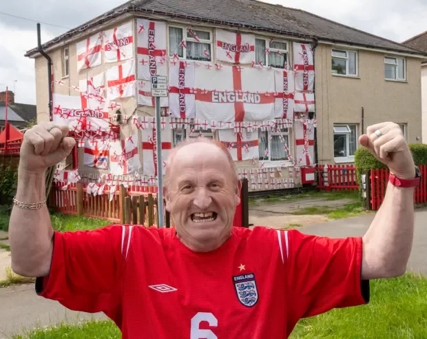 England fan covers his house in team flags, causing traffic jam