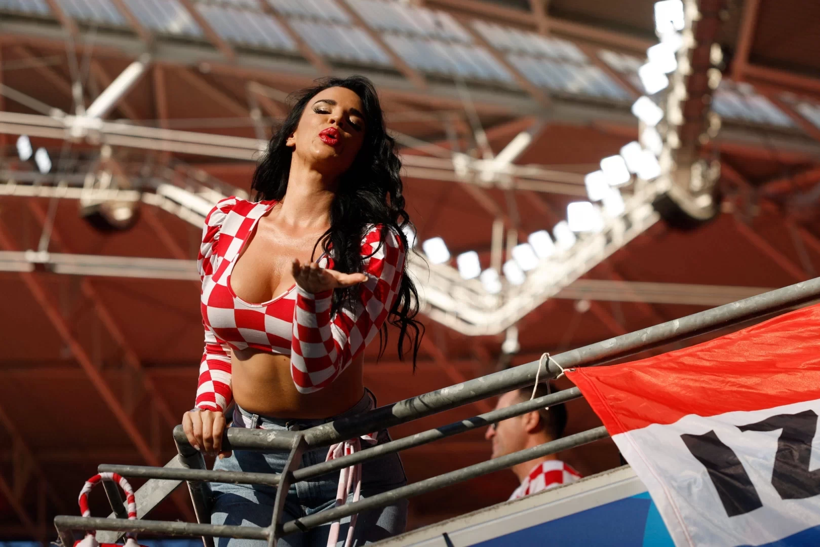 The Prelude to Croatia’s Rhapsody! National Goddess Nol Sends a Passionate Kiss from the Stands