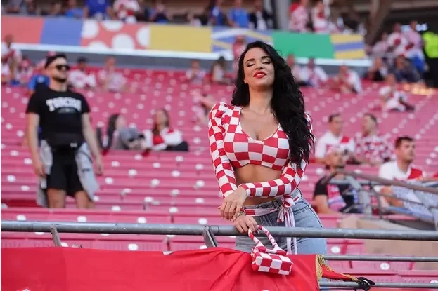 The Prelude to Croatia's Rhapsody! National Goddess Nol Sends a Passionate Kiss from the Stands