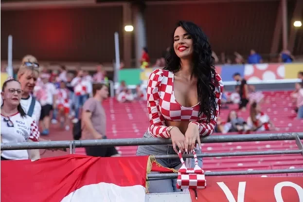 The Prelude to Croatia's Rhapsody! National Goddess Nol Sends a Passionate Kiss from the Stands