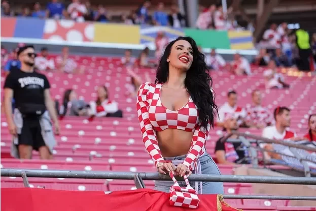 The Prelude to Croatia's Rhapsody! National Goddess Nol Sends a Passionate Kiss from the Stands