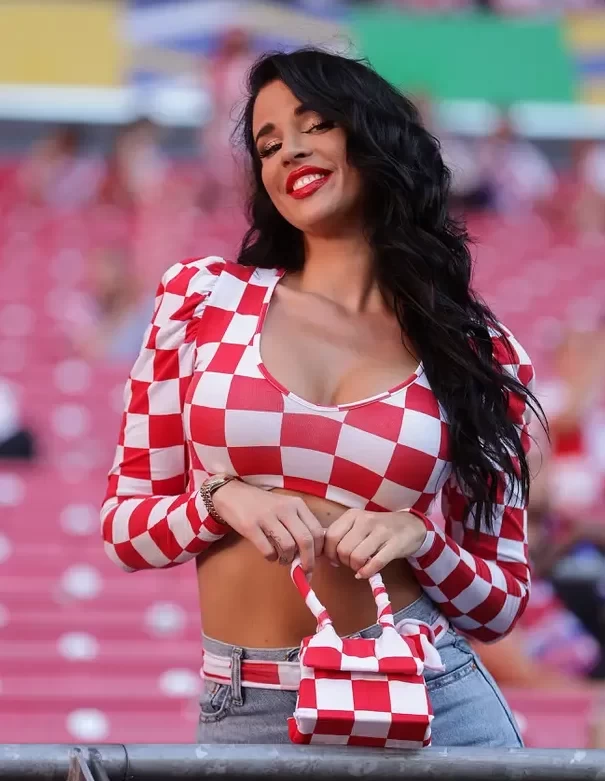 The Prelude to Croatia's Rhapsody! National Goddess Nol Sends a Passionate Kiss from the Stands