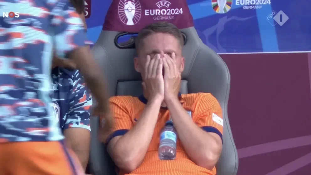 Substituted at Half-Time! Dutch Star Sheds Tears on the Bench, Legend Says He Should Have Been