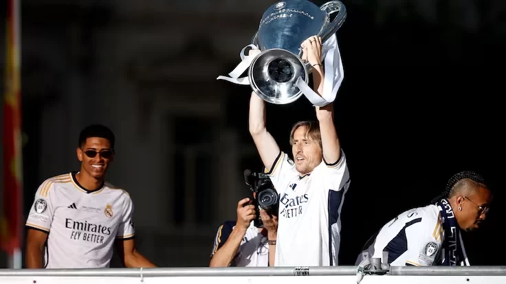 Modrić Confirms Stay at Real Madrid During Champions League Celebration: “Thanks to the Fans, See You Next Season!”