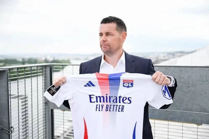 Official: Lyon renew contract with head coach Sagnol until 2026