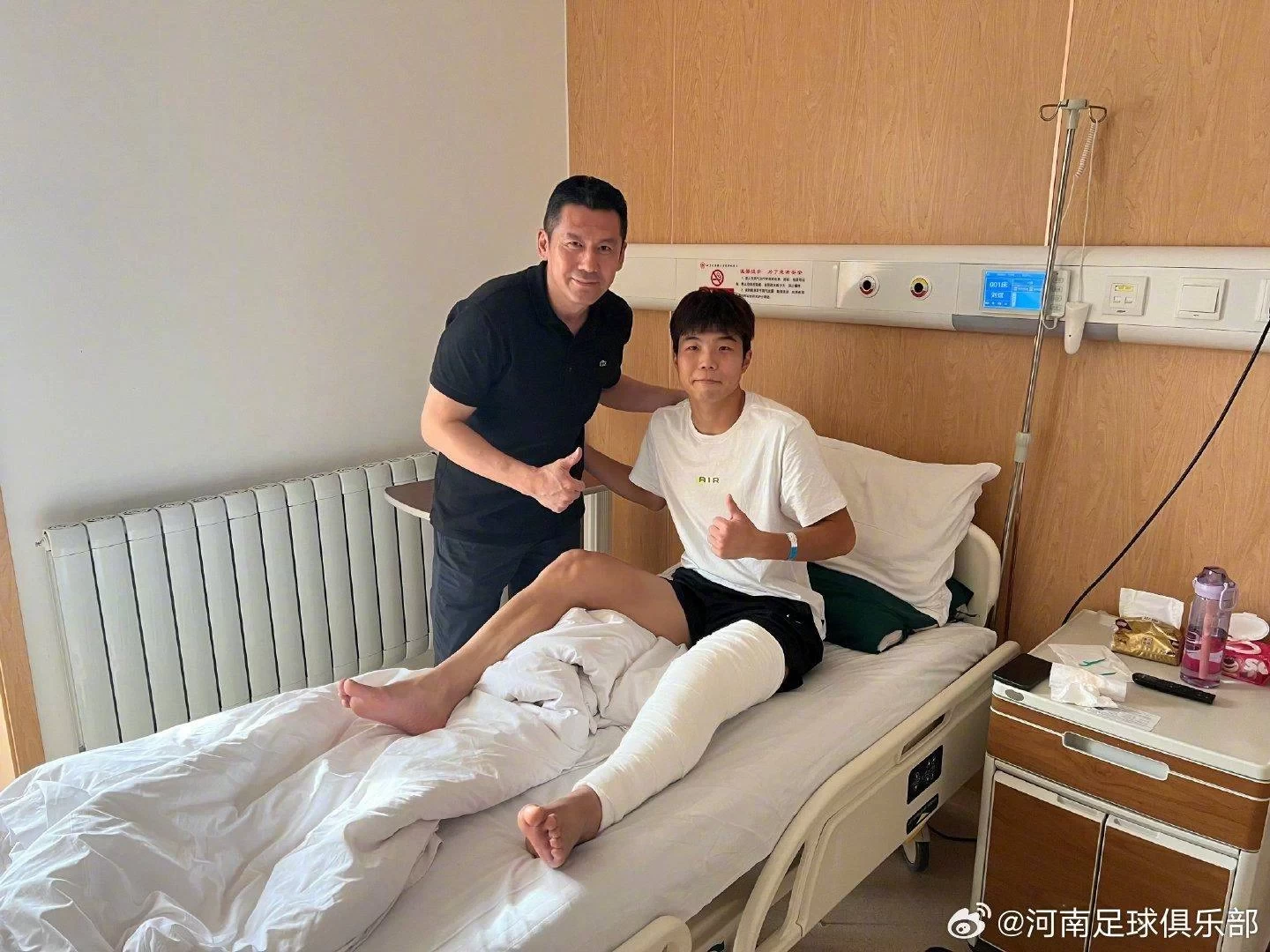 Long-term Injury Absence: Henan’s Yang Chen Visits Liu Bin at the Hospital on Behalf of the Club