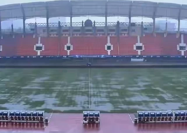 Official: Henan vs Shanghai SIPG match delayed by half an hour due to flooding at the stadium caused by heavy rain in Zhengzhou