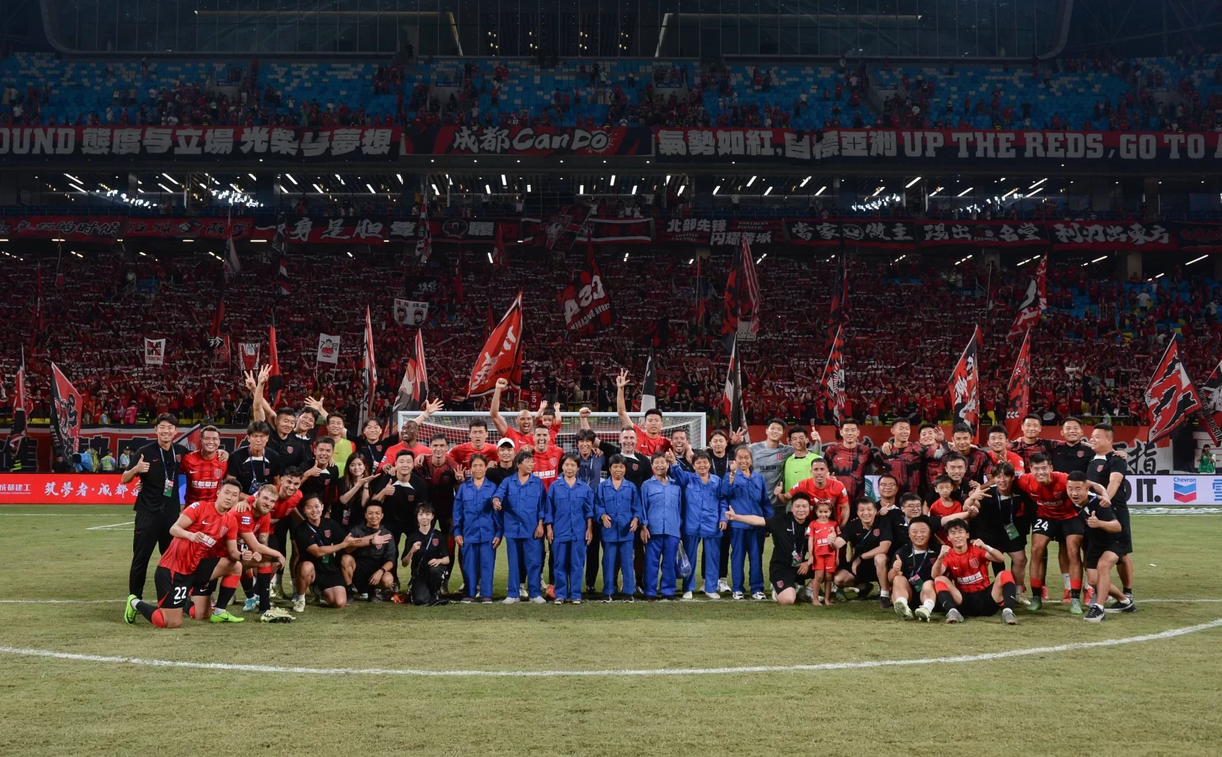 Warm and heartwarming! Chengdu Rongcheng arranged for cleaning ladies to enter the stadium to share the joy of victory