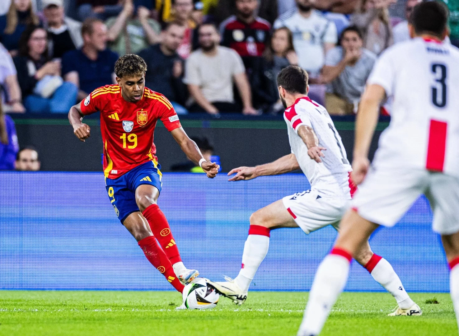 Different Paths to Victory: England Scrapes Through, Spain Crushes the Underdogs