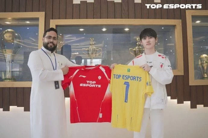 TES Entire Team Visits Riyadh Victory Club and Receives Custom Jerseys; JKLC Makes an Appearance