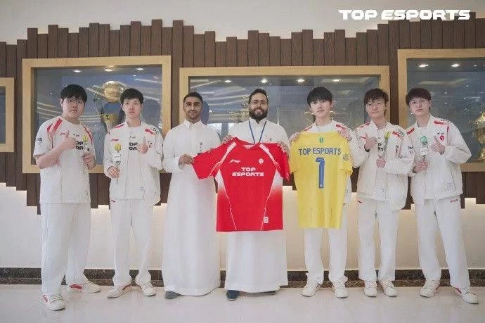 TES Entire Team Visits Riyadh Victory Club and Receives Custom Jerseys; JKLC Makes an Appearance