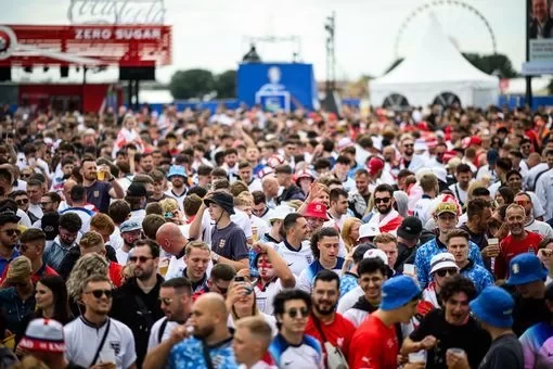 Over 10,000 Ticketless England Fans Gather in Dusseldorf, Mixing Joyfully with Swiss Supporters