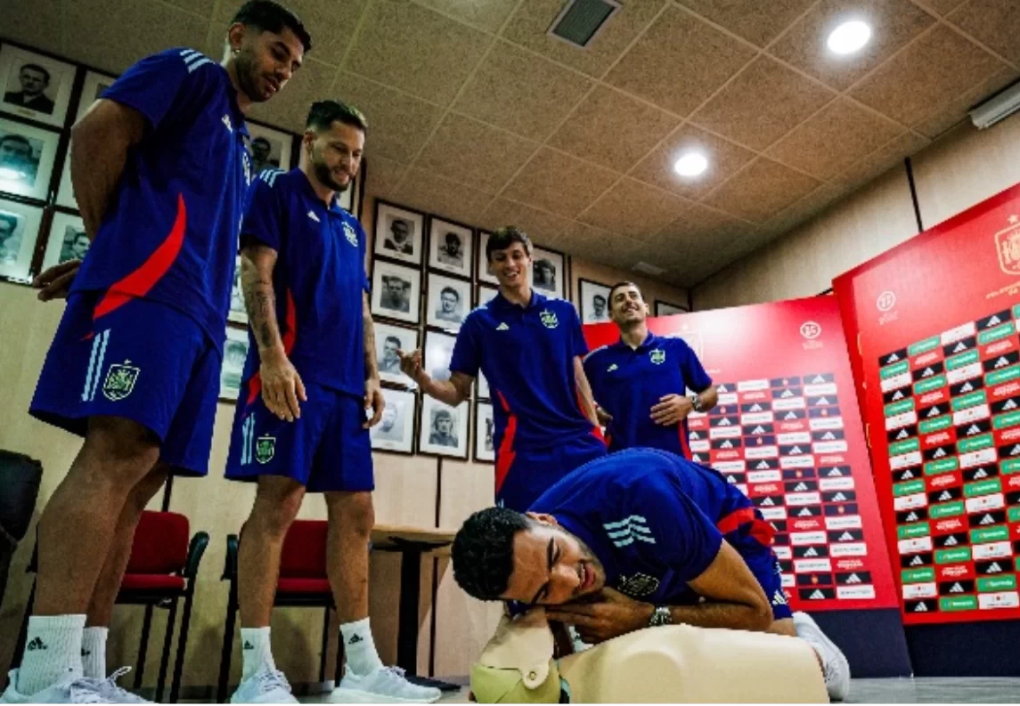 More than just football! Netherlands and Spain men's football teams attend CPR training