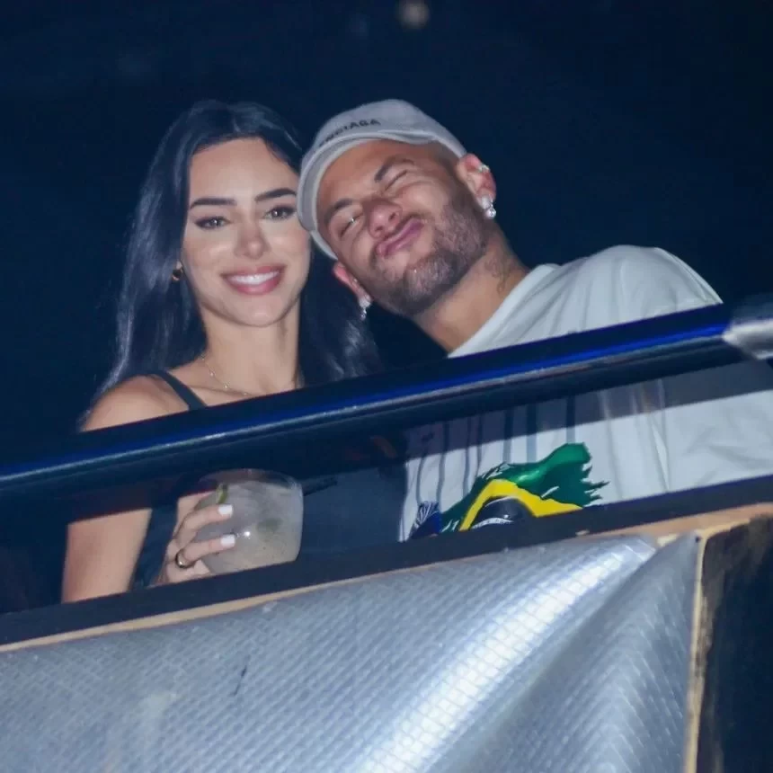 They’re back together again! Neymar and ex-girlfriend Bruna spotted at concert, kissing passionately