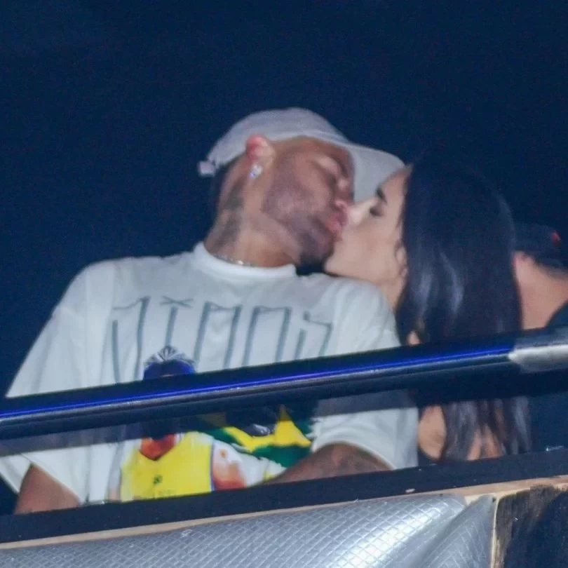 They're back together again! Neymar and ex-girlfriend Bruna spotted at concert, kissing passionately