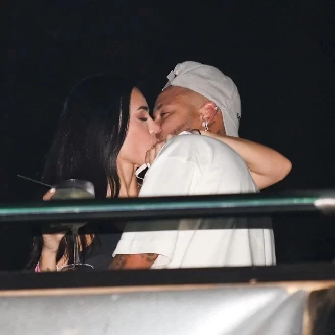 They're back together again! Neymar and ex-girlfriend Bruna spotted at concert, kissing passionately