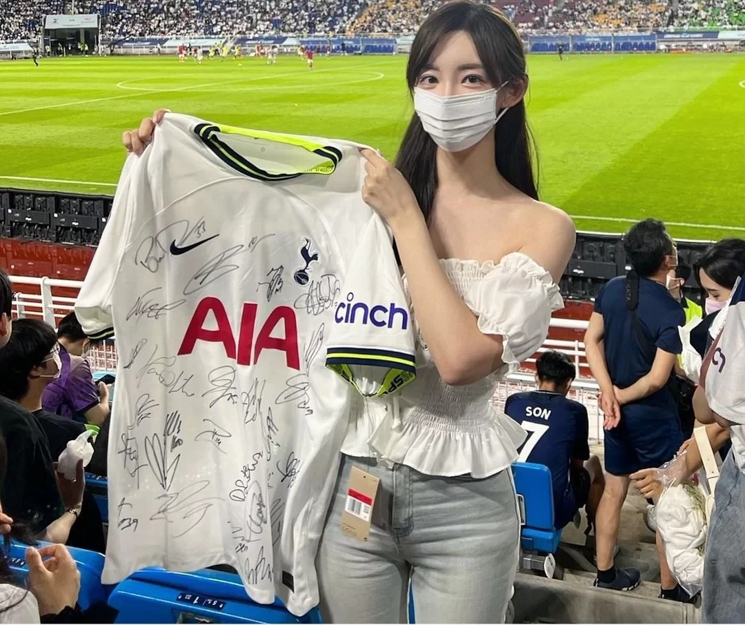 South Korean "Football Goddess" Announcer Kwak Min-sun: Die-hard Fan of Lee Kang-in and Son Heung-min, Loyal Supporter of Italy