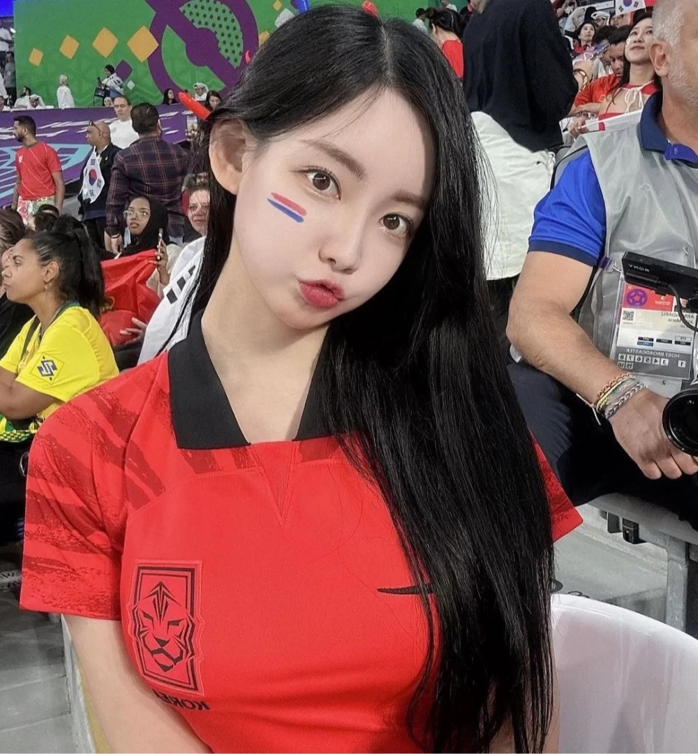 South Korean "Football Goddess" Announcer Kwak Min-sun: Die-hard Fan of Lee Kang-in and Son Heung-min, Loyal Supporter of Italy