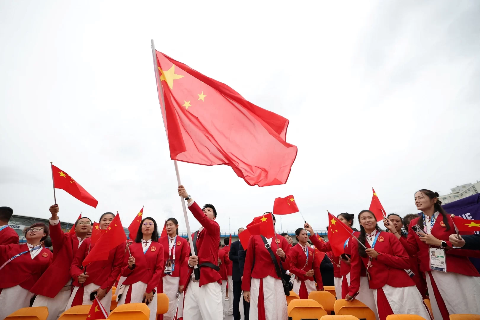 Here They Come! China’s Delegation Makes Grand Entrance by Boat with Ma Long Waving the National Flag