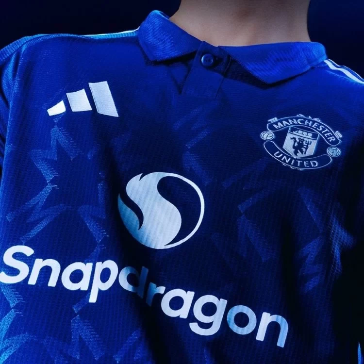 Feeling familiar? Manchester United releases new away kit: blue is the main color