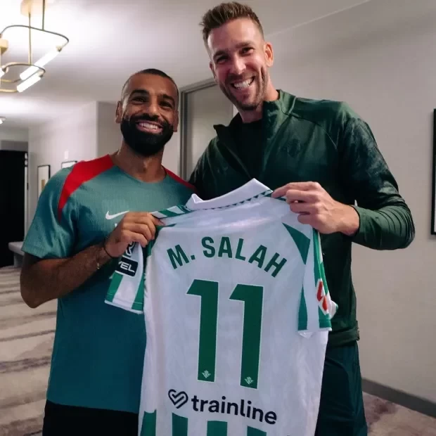 Former Liverpool goalkeeper sends Salah a shirt, sparking debate among fans. Fans exclaimed that Salah was transferring to Betis.