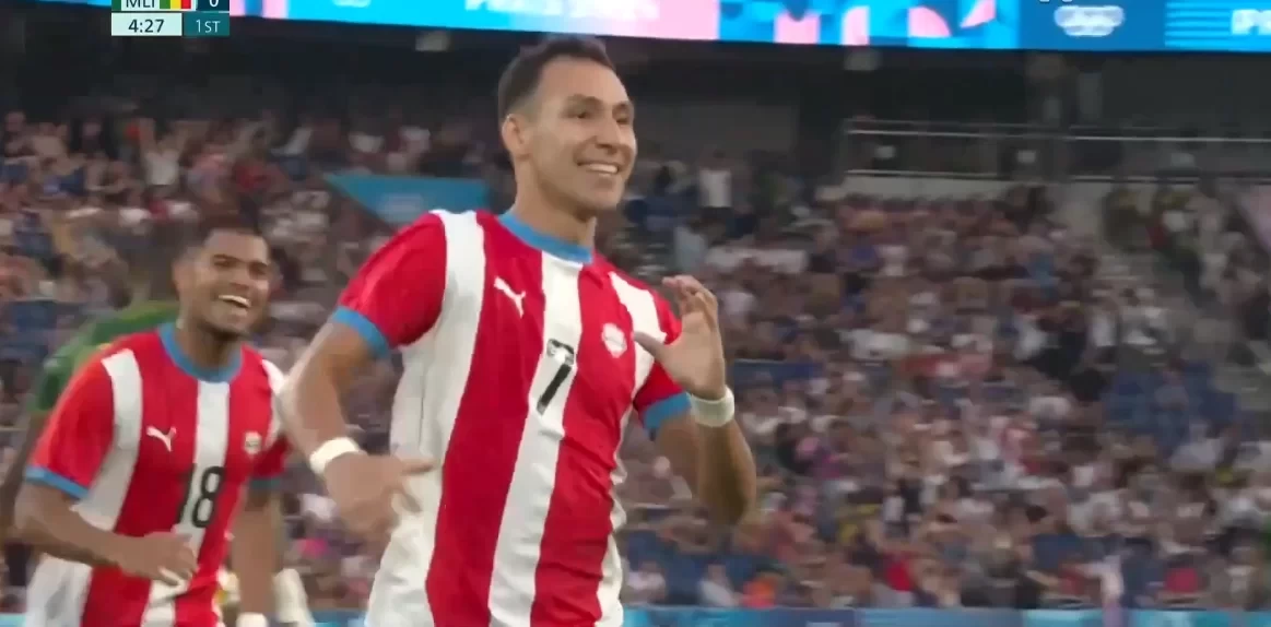 Another wonder goal! Fernandez scores a volley from outside the box to give Paraguay the lead against Mali