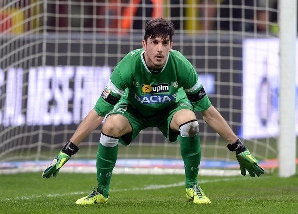 Italian Media: Milan’s backup goalkeeper injured his left hand in a hotel, the team is considering bringing in Cagliari goalkeeper Scuffet