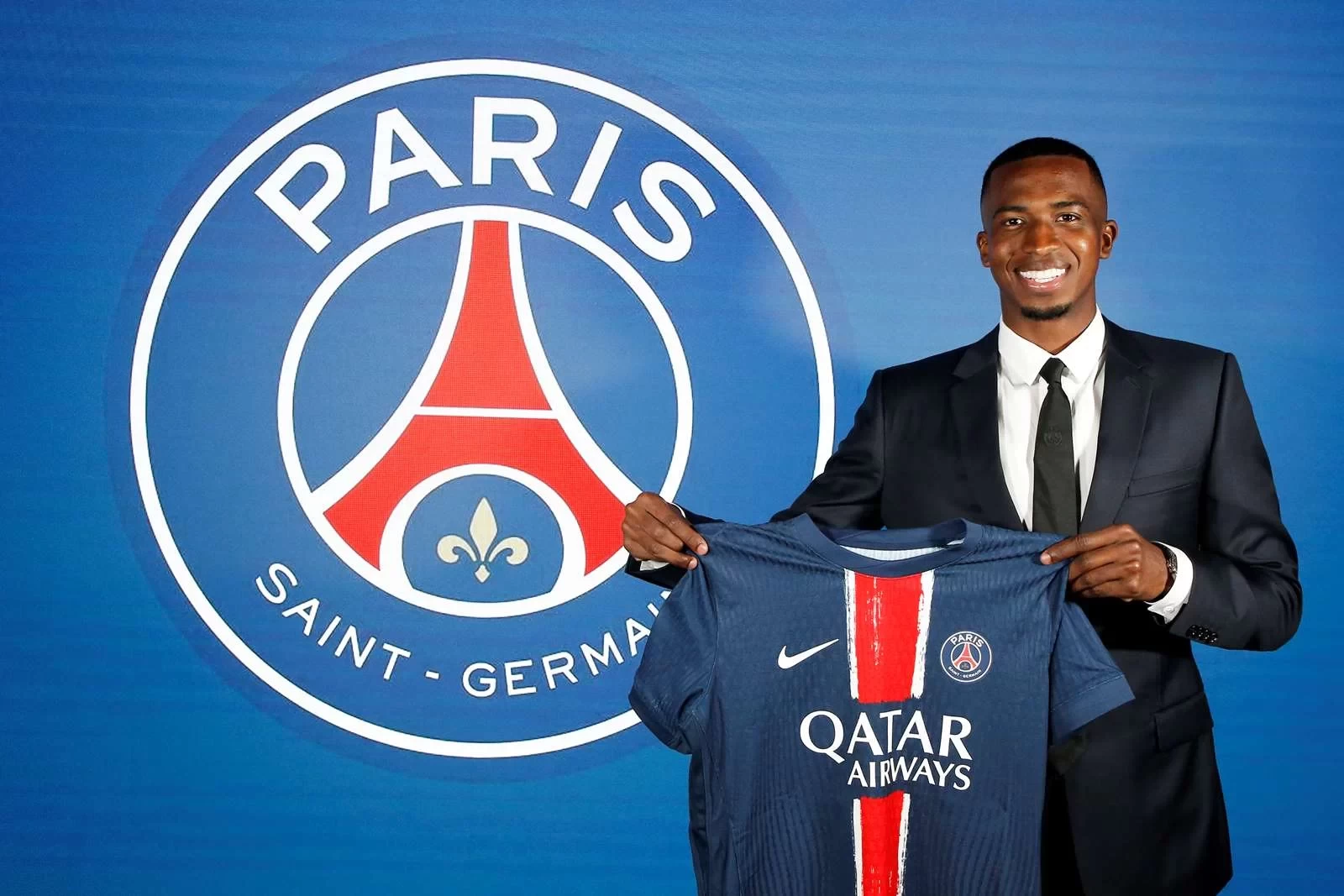 Official: PSG sign Eintracht Frankfurt centre-back Pacho, signing until 2029