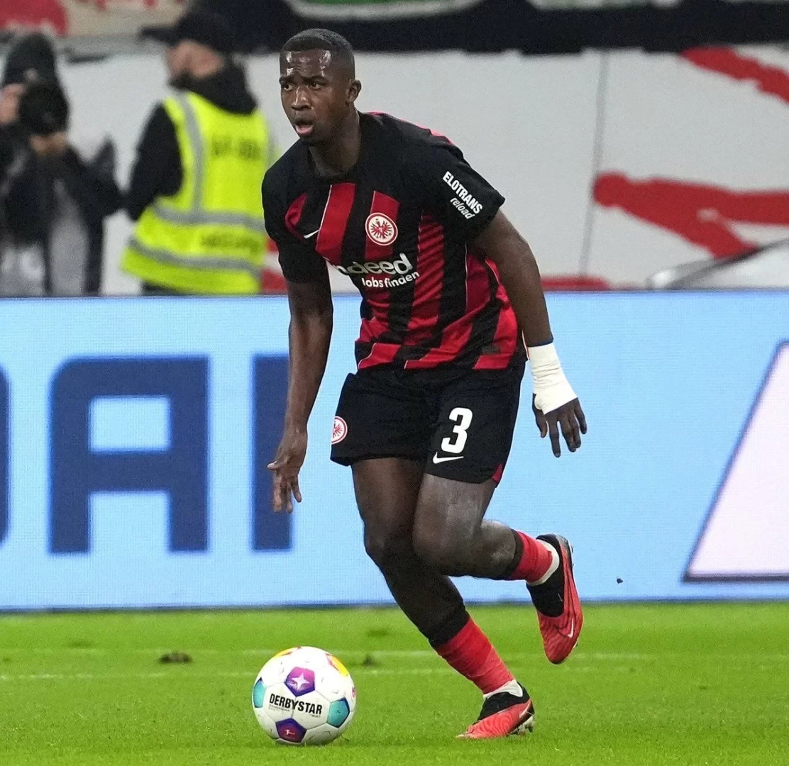 Sky Germany: Paris Saint-Germain in talks to sign Eintracht Frankfurt defender Willian Pacho