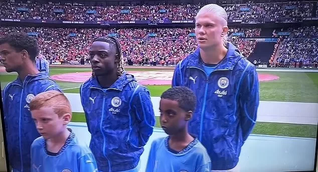 Forgot He’s Norwegian? Haaland Sings British National Anthem Before Community Shield, Sparking Debate