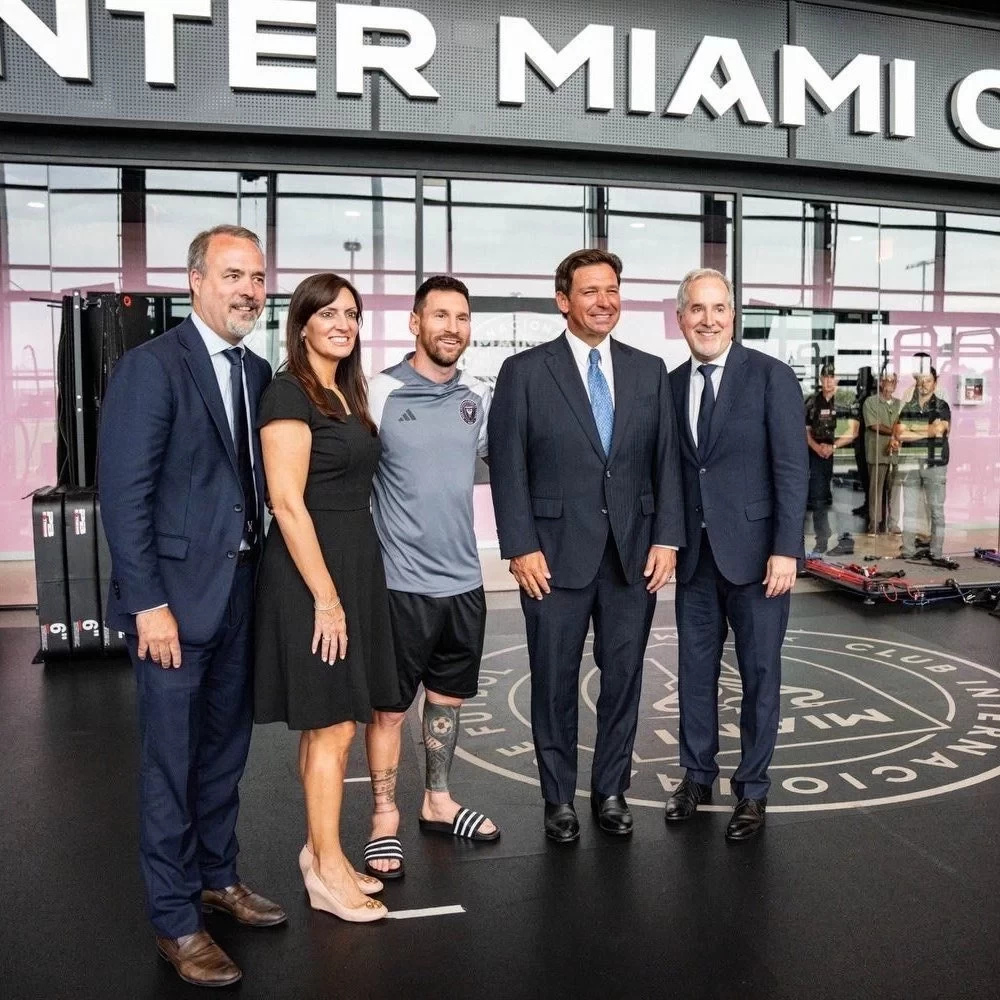 Double Standards! Messi Wears Flip-Flops for Photo with Governor, But Sports Casual Shoes After Game with Wife