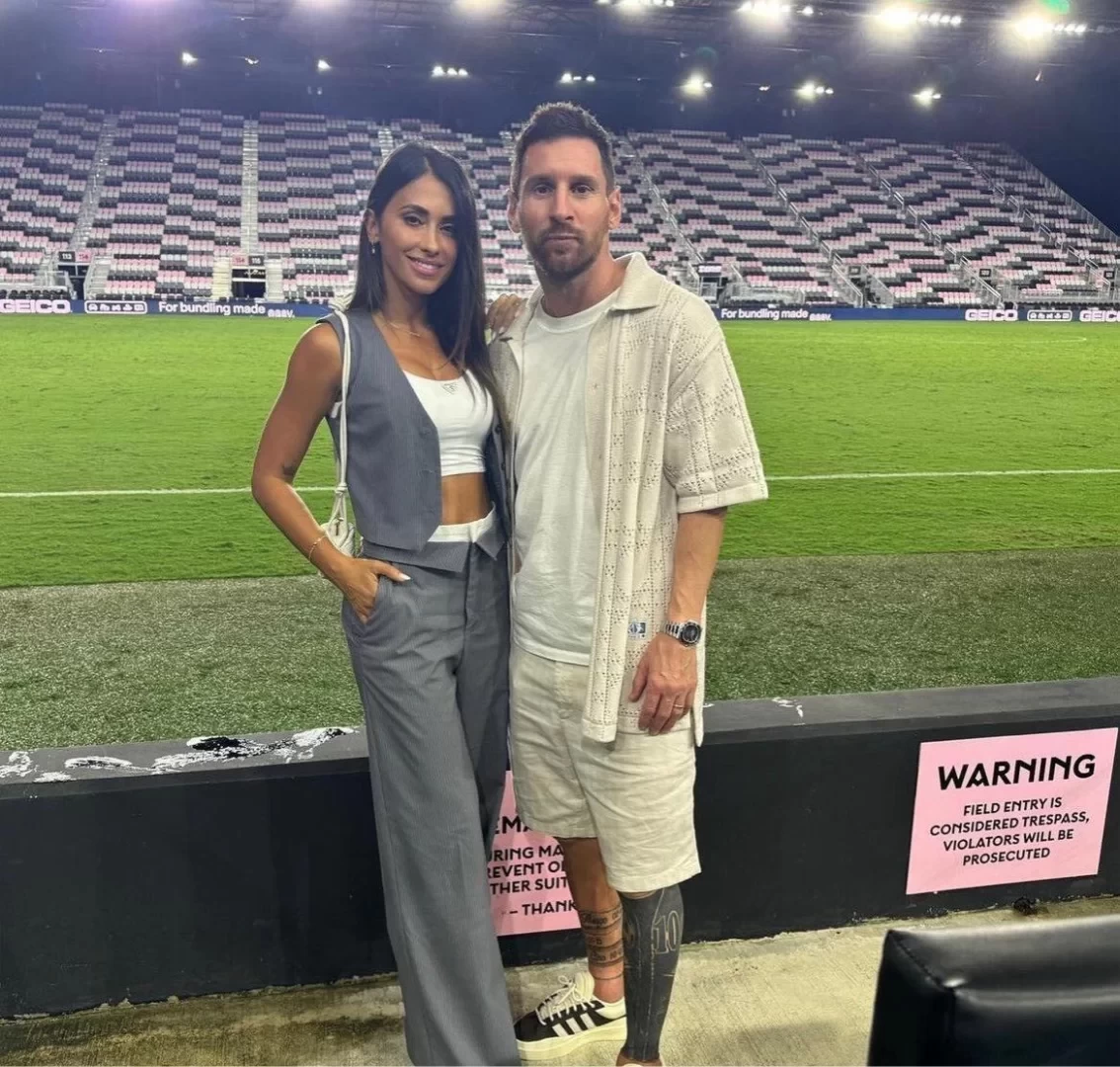 Double Standards! Messi Wears Flip-Flops for Photo with Governor, But Sports Casual Shoes After Game with Wife