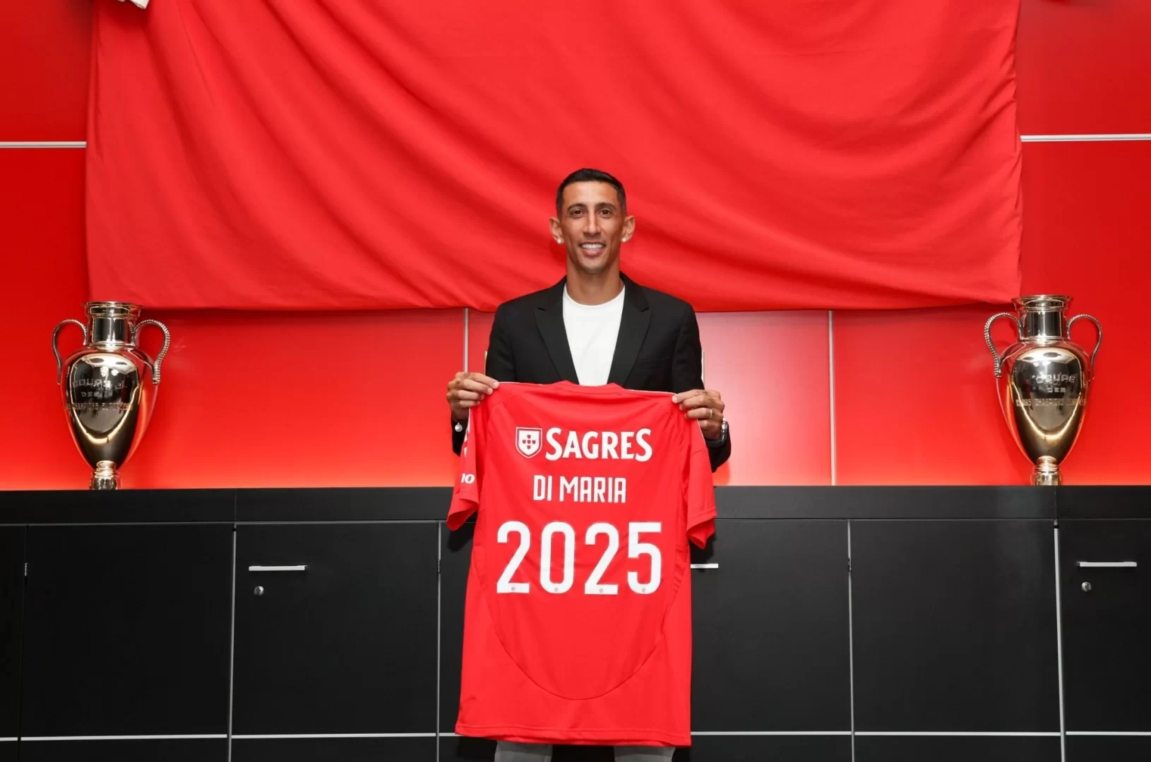 Official: Ángel Di María Extends Contract with Benfica Until 2025