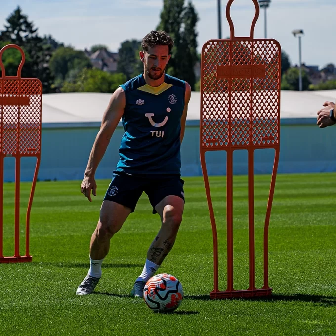 Luton Town: Former Captain Locke, Who Suffered Two Cardiac Arrests, Returns to Training Field to Start New Rehabilitation Process