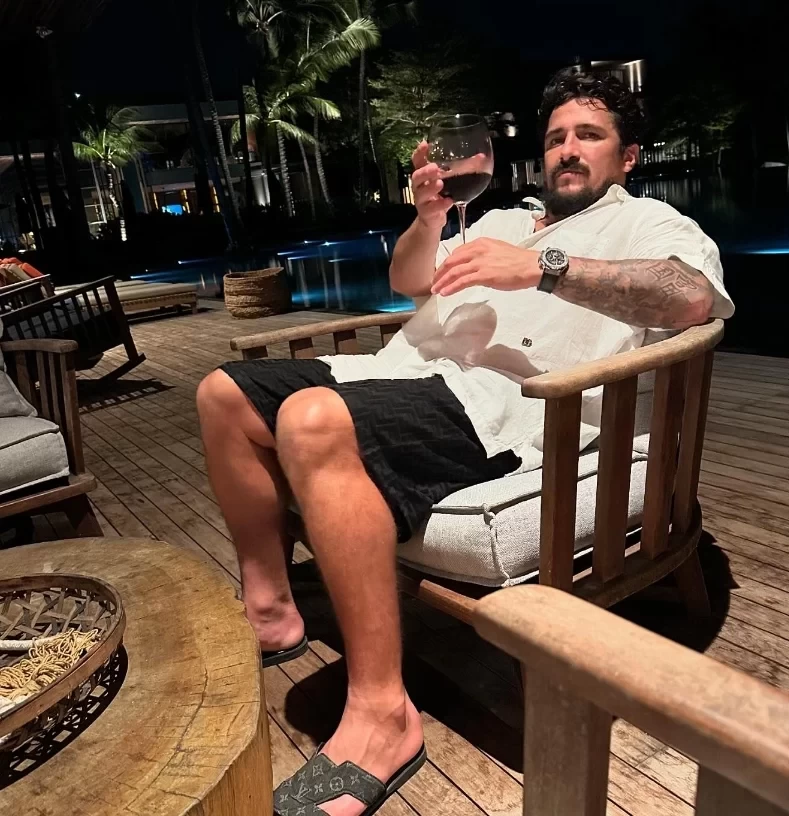 Retired Naturalized National Team Player Luo Guofu Posts Vacation Photos, Enjoying Wine and Leisure Time