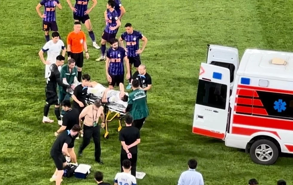 Beiqing: Three Towns defender Wumitijiang suffered a skull injury, surgery successful, no life-threatening danger