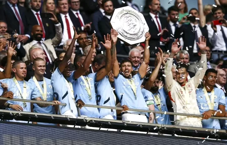 Mouthpiece: Man Utd players lined up to applaud Man City players. Keane beside me was full of disdain and anger towards the Red Devils