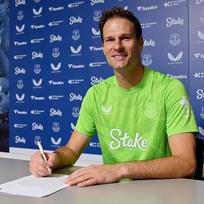 Official: Veteran Goalkeeper Begovic Returns to Everton on a One-Year Deal