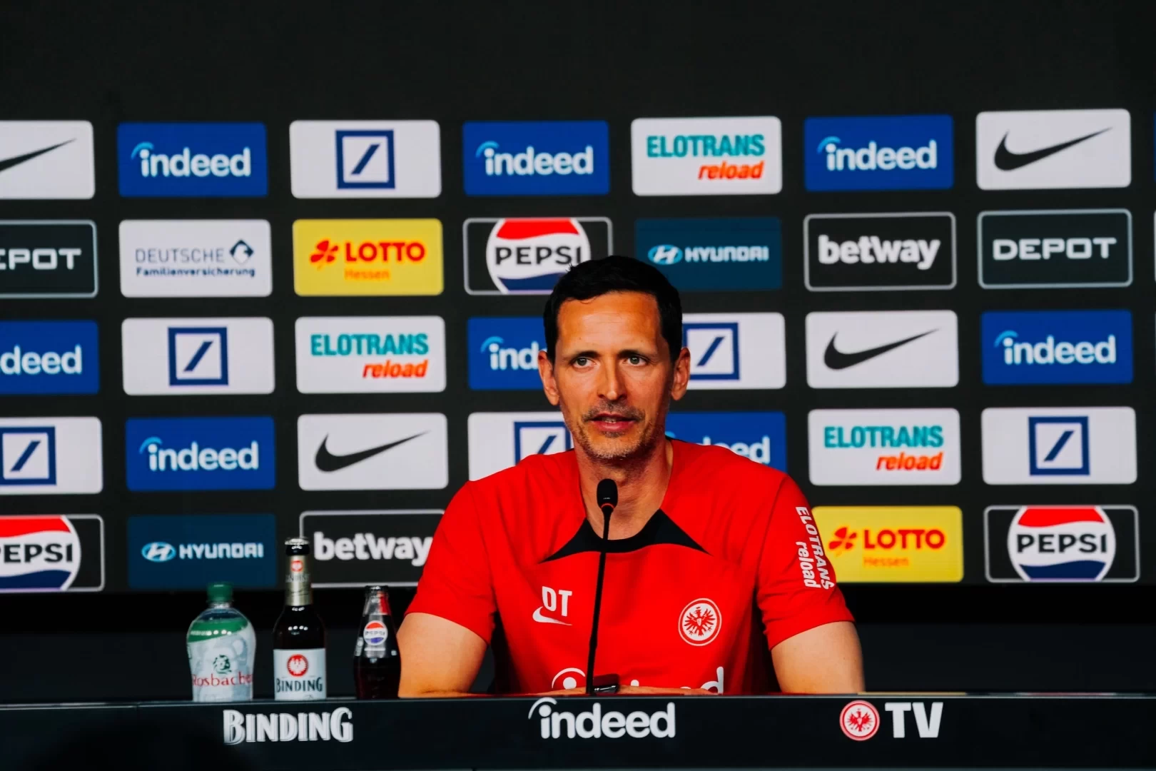 Frankfurt manager: Full squad available for Braunschweig