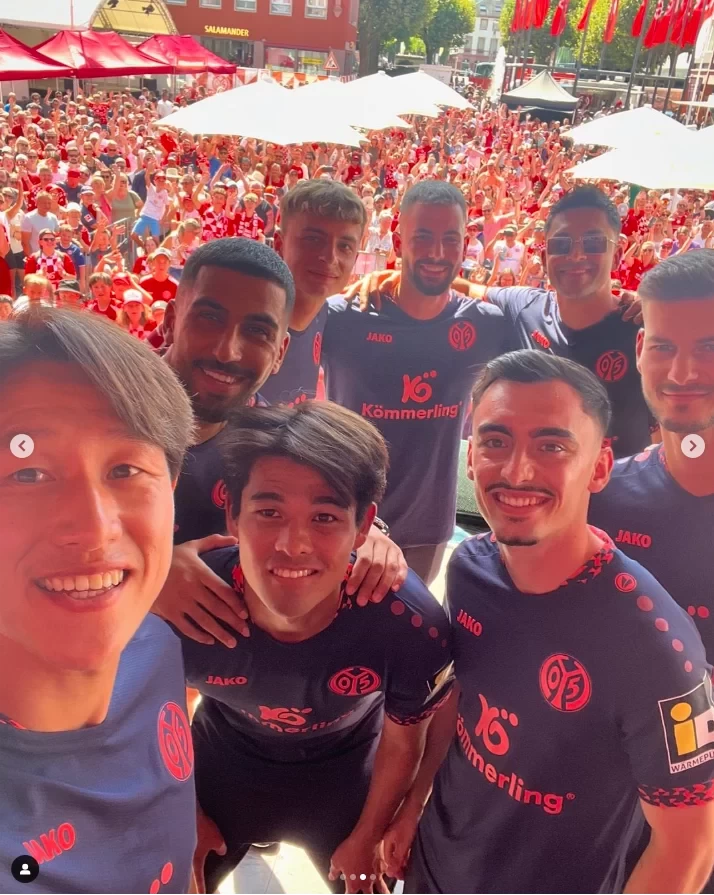 Nothing happened! Mainz officially posted a photo: Sano Kaishu is beaming with joy