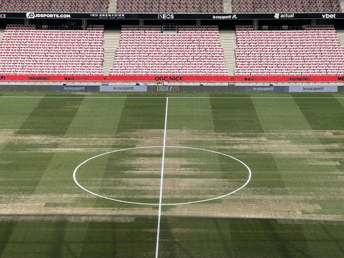 One Hour Before Kick-Off, French Reporter Shows “Bald Patches” on Nice Home Pitch