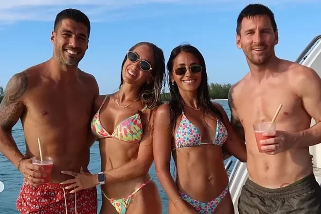 Messi and Suarez are on vacation together, even though Messi is injured!